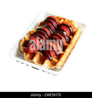Waffle Liegi in confezione isolata su sfondo bianco con percorso di ritaglio Foto Stock