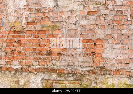 Il muro di mattoni rossi sta crollando. sfondo mattone Foto Stock