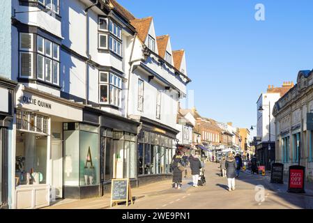 St Albans Hertfordshire negozi e gente che fa shopping sulla piazza del mercato centro di St Albans St Albans Hertfordshire Inghilterra Regno Unito Europa Foto Stock