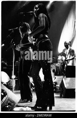 GABRIELLE, BACKING SINGERS, 2000: Backing Singers for Gabrielle Performing at Cardiff St David's Hall il 16 novembre 2000. Foto: Rob Watkins. INFO: Gabrielle, una cantante britannica nata nel 1969, salì alla ribalta negli anni '90 Nota per la sua voce distintiva, successi come "Dreams" e "Rise" hanno mostrato il suo sound soul e pop. La lunga carriera di Gabrielle l'ha solidificata come figura rispettata nella musica britannica. Foto Stock