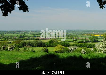 Il paesaggio rurale sotto la scarpata di Broad Town nel North Wiltshire. Foto Stock