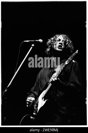 THE ZUTONS, CONCERTO, 2005: Dave McCabe, cantante solista e chitarrista dei THE ZUTONS, suonando il supporto REM al Millennium Stadium di Cardiff il 10 luglio 2005. Fotografia: ROB WATKINS. Gli Zutons, un gruppo indie rock britannico formatosi nel 2001, produssero un suono distintivo che mescolava rock, soul e funk. Il loro successo "Valerie" ha guadagnato il plauso internazionale. Album come 'Who Killed...... Gli Zuton?" hanno mostrato il loro approccio energico e sfocante di genere, contribuendo alla scena musicale indie della metà degli anni '2000. Foto Stock