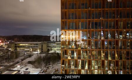 Fotografia con droni di un edificio alto da vicino in una città durante la mattinata nuvolosa d'inverno Foto Stock