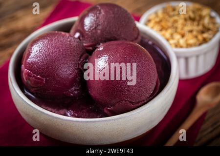 Acai congelato nel recipiente. Acai brasiliano. Foto Stock