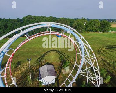 Vista aerea delle montagne russe abbandonate nel paesaggio lussureggiante, Indiana Foto Stock