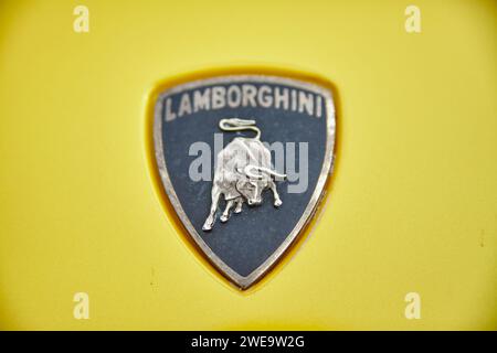 Emblema BULL di ricarica su giallo, dettaglio auto sportiva di lusso, vista a livello degli occhi Foto Stock