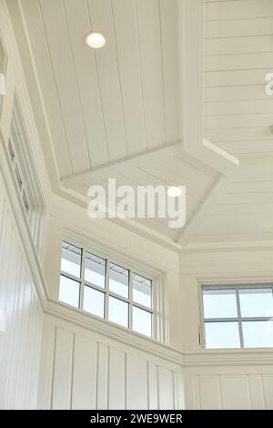 Soffitto elegante e moderno e dettagli interni sgargianti Foto Stock