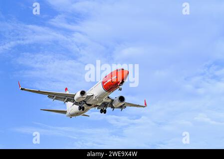 Barcellona, ​​Spain; 16 luglio 2023: Aereo Boeing 737-800 della compagnia norvegese, atterraggio all'aeroporto Josep Tarradellas di Barcellona-El Prat Foto Stock