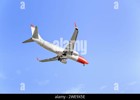 Barcellona, ​​Spain; 16 luglio 2023: Aereo Boeing 737-800 della compagnia norvegese, atterraggio all'aeroporto Josep Tarradellas di Barcellona-El Prat Foto Stock