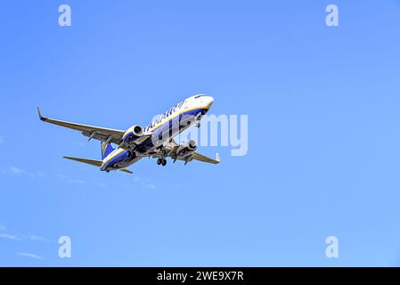 Barcellona, ​​Spain; 16 luglio 2023: Aereo Ryanair Boeing 737-8A, atterraggio all'aeroporto Josep Tarradellas Barcelona-El Prat Foto Stock