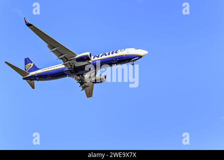 Barcellona, ​​Spain; 16 luglio 2023: Aereo Ryanair Boeing 737-8A, atterraggio all'aeroporto Josep Tarradellas Barcelona-El Prat Foto Stock