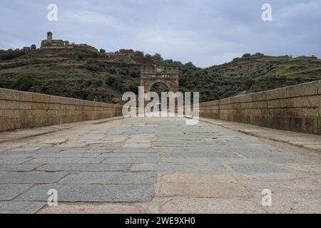 EN el centro del puente romano de Alcántara se encuentra el Arco de Triunfo de Trajano. Una auténtica obra de Ingeniería realizada por el Imperio Roma Foto Stock