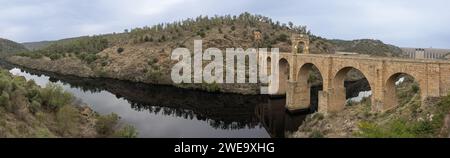 Fotografía panorámica del Puente de Alcántara sobre el Río Tajo. Una auténtica obra de Ingeniería del Imperio Romano. Alcántara, Cáceres, España Foto Stock