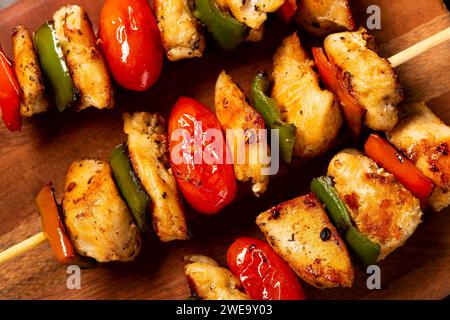 Kebab - carne di pollo alla griglia con verdure. Foto Stock