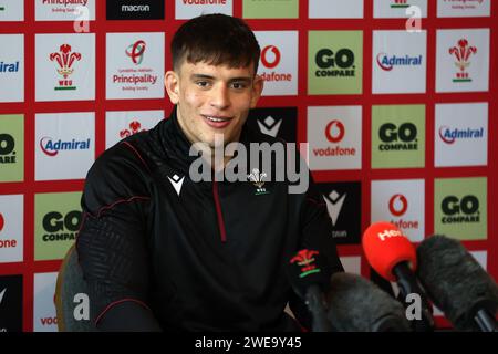 Cardiff, Regno Unito. 24 gennaio 2024. Dafydd Jenkins, capitano della squadra di rugby del Galles, parla ai media prima di quest'anno della Guinness delle sei nazioni. Conferenza stampa della nazionale di rugby del Galles, vale of Glamorgan mercoledì 24 gennaio 2024. foto di Andrew Orchard/Andrew Orchard fotografia sportiva/ Alamy Live News Credit: Andrew Orchard fotografia sportiva/Alamy Live News Foto Stock