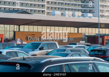 Amburgo, Germania - 11 dicembre 2022: Terminal delle navi da crociera Centro crociere Steinwerder ad Amburgo con molte auto parcheggiate nel parcheggio e una nave da crociera MSC *** Kreuzfahrtterminal Cruise Center Steinwerder ad Amburgo mit vielen parkenden Autos auf dem Parkplatz und einem MSC Kreuzfahrtschiff Foto Stock