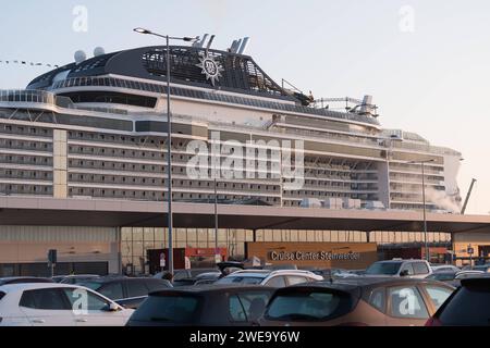 Amburgo, Germania - 11 dicembre 2022: Terminal delle navi da crociera Centro crociere Steinwerder ad Amburgo con molte auto parcheggiate nel parcheggio e una nave da crociera MSC *** Kreuzfahrtterminal Cruise Center Steinwerder ad Amburgo mit vielen parkenden Autos auf dem Parkplatz und einem MSC Kreuzfahrtschiff Foto Stock