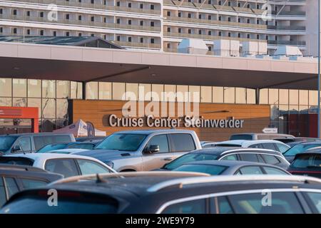 Amburgo, Germania - 11 dicembre 2022: Terminal delle navi da crociera Centro crociere Steinwerder ad Amburgo con molte auto parcheggiate nel parcheggio e una nave da crociera MSC *** Kreuzfahrtterminal Cruise Center Steinwerder ad Amburgo mit vielen parkenden Autos auf dem Parkplatz und einem MSC Kreuzfahrtschiff Foto Stock