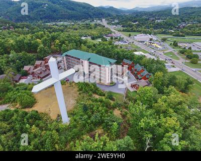 Veduta aerea della stazione di montagna con la Croce Bianca e le cabine nel Tennessee Foto Stock