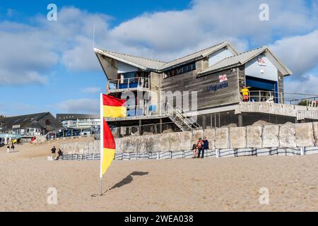 Una bandiera di sicurezza rossa e gialla sulla spiaggia di Fistral a Newquay, in Cornovaglia, nel Regno Unito. Foto Stock