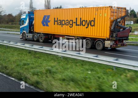 Amsterdam, Paesi Bassi - 7 dicembre 2022: Un camion in autostrada con un contenitore Hapag-Lloyd *** Ein LKW auf der Autobahn mit einem Hapag-Lloyd Foto Stock