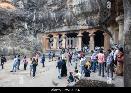 Mumbai, Maharashtra, India, turisti indiani che visitano il tempio dell'isola Elephanta, solo editoriale. Foto Stock