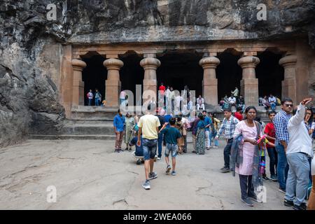 Mumbai, Maharashtra, India, turisti indiani che visitano il tempio dell'isola Elephanta, solo editoriale. Foto Stock