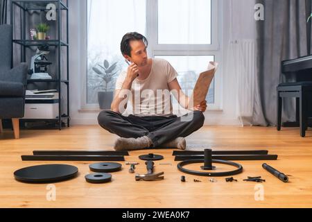 Assemblaggio autonomo di mobili da un set di parti secondo le istruzioni. Foto Stock