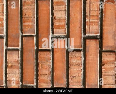 Muro di mattoni rossi. Struttura dello sfondo delle pareti realizzata con nuovo mattone marrone chiaro. Primo piano dettagliato Foto Stock