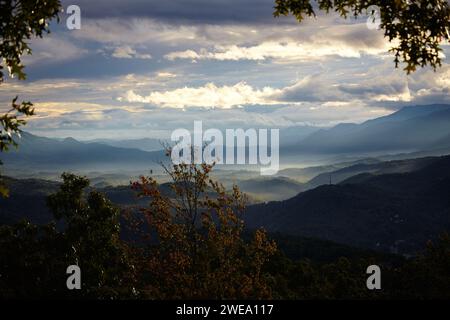Autunno bagliore sulle Smoky Mountains Misty Peaks - Serene Landscape View Foto Stock