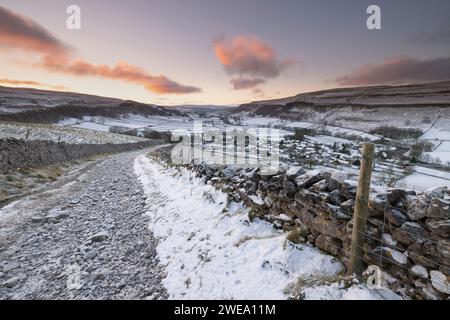 Vista innevata da Cam Head, una corsia sopra il villaggio di Kettlewell, a Upper-Wharfedale, Regno Unito Foto Stock