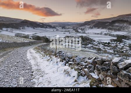 Vista innevata da Cam Head, una corsia sopra il villaggio di Kettlewell, a Upper-Wharfedale, Regno Unito Foto Stock
