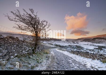 Vista innevata da Cam Head, una corsia sopra il villaggio di Kettlewell, a Upper-Wharfedale, Regno Unito Foto Stock