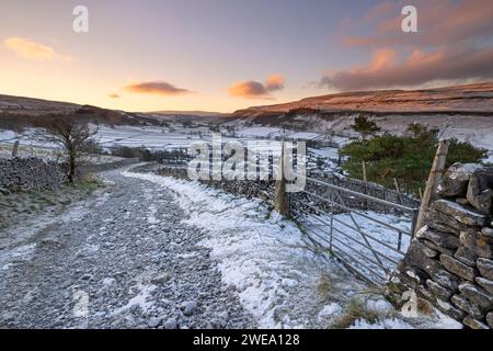 Vista innevata da Cam Head, una corsia sopra il villaggio di Kettlewell, a Upper-Wharfedale, Regno Unito Foto Stock