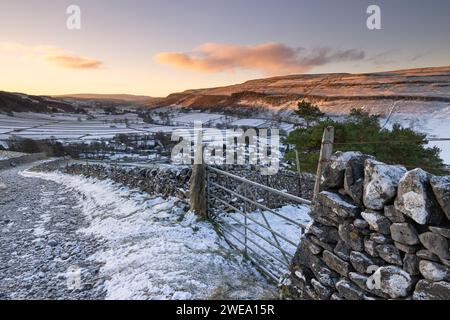 Vista innevata da Cam Head, una corsia sopra il villaggio di Kettlewell, a Upper-Wharfedale, Regno Unito Foto Stock