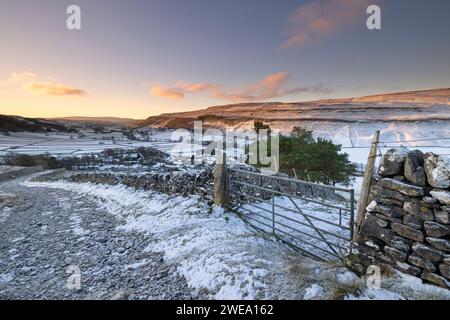 Vista innevata da Cam Head, una corsia sopra il villaggio di Kettlewell, a Upper-Wharfedale, Regno Unito Foto Stock