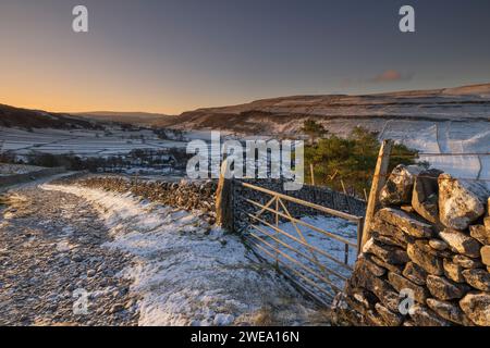 Vista innevata da Cam Head, una corsia sopra il villaggio di Kettlewell, a Upper-Wharfedale, Regno Unito Foto Stock