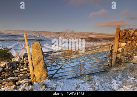 Vista innevata da Cam Head, una corsia sopra il villaggio di Kettlewell, a Upper-Wharfedale, Regno Unito Foto Stock