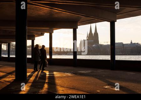 Sottopassaggio sotto le terrazze del Reno sulle rive del Reno nel quartiere Deutz, vista sulla cattedrale, Colonia, Germania. Unterfuehrung unterhalb d Foto Stock