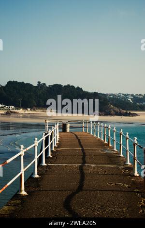 Splendida vista dal molo di St Brelade's Bay che si affaccia sulla baia - Jersey, Channel Islands, Regno Unito Foto Stock