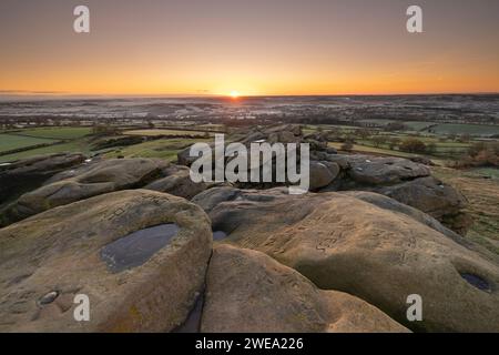 Alba ad Almscliffe Crag, nella bassa valle del Wharfe, vicino al villaggio di North Rigton, North Yorkshire Foto Stock