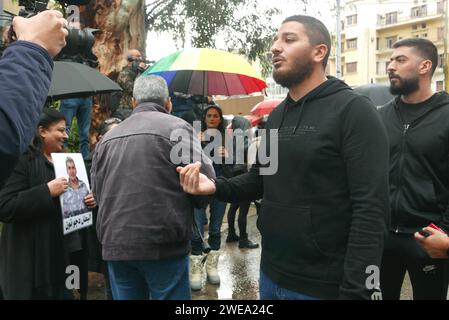 Beirut, Libano. 23 gennaio 2024. Le famiglie del 4 agosto 2020 vittime di Port Blast chiedono giustizia per i loro cari all'esterno del Palazzo di giustizia di Beirut, Libano, il 23 gennaio 2024. Quasi quattro anni dopo l'incidente, la verità su ciò che è successo deve ancora venire. Le famiglie delle vittime incolpano l'Iran - ha sostenuto la milizia sciita di Hezbollah di ostacolare il corso della giustizia. (Foto di Elisa Gestri/Sipa USA) credito: SIPA USA/Alamy Live News Foto Stock