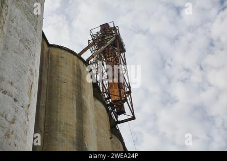 Arrugginimento di siluro e metallo contro Blue Sky, decadimento industriale Foto Stock