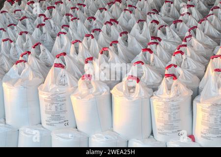 Pila di sacchetti fertilizzanti in magazzino Foto Stock