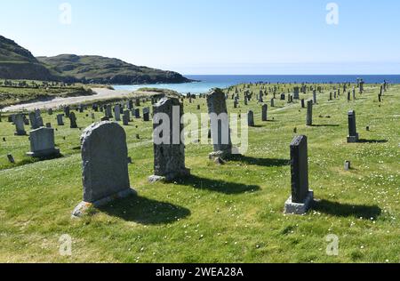 Dalmore Cemetery e Dalmore Beach lungo la costa occidentale dell'isola di Lewis, in Scozia Foto Stock