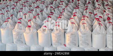 Pila di sacchetti fertilizzanti in magazzino Foto Stock