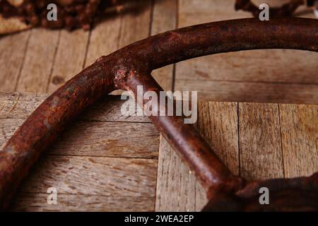 Texture in metallo arrugginito e dettagli in legno resistente agli agenti atmosferici Foto Stock