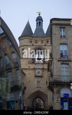 BORDEAUX, FRANCIA - 14 GENNAIO 2024: Porta Saint Eloi, conosciuta anche come grosse Cloche, grande Campana, nel centro di Bordeaux Foto Stock