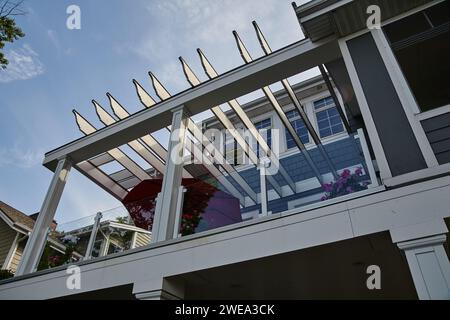 Moderna Pergola con balcone floreale contro il cielo blu Foto Stock