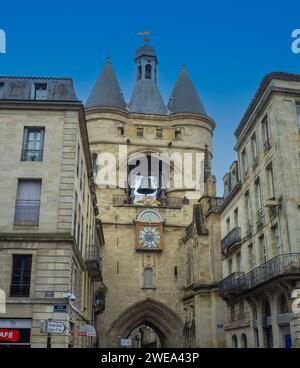 BORDEAUX, FRANCIA - 14 GENNAIO 2024: Porta Saint Eloi, conosciuta anche come grosse Cloche, grande Campana, nel centro di Bordeaux Foto Stock